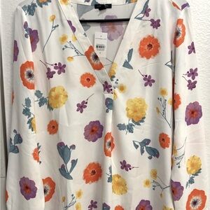 Ann Taylor NWOT  floral blouse 🍁🍁🍁🍂🍂🍂🍎🍃🍎🍎